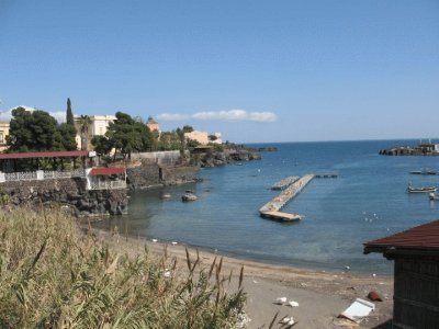 פאזל של Catania y sus bellezas, el mar en un dia de verano