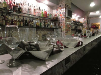 פאזל של Hermoso bar dentro del restaurante