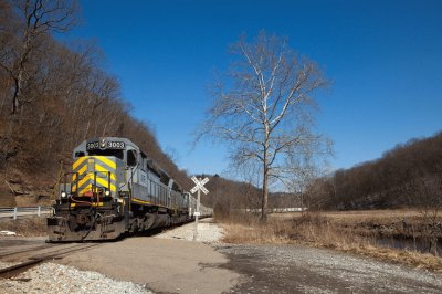 פאזל של AVR 3003 SD40-2 leading 60-car empty unit sand train