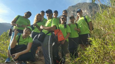 GRUPO FRENTE AL MAR