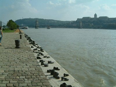 scarpe sulle rive del danubio