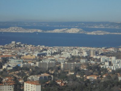 La ville de Marseille, et au loin l 'Ã®le du Frioul