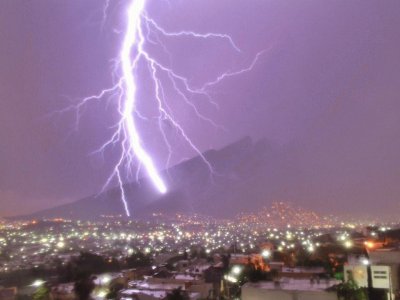 Rayos y Centellas Sobre MTY