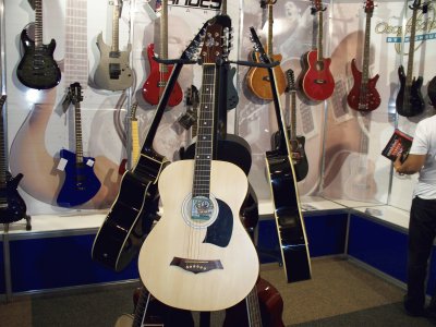 GUITARRAS DE URIEL BATRES ESQUIVEL