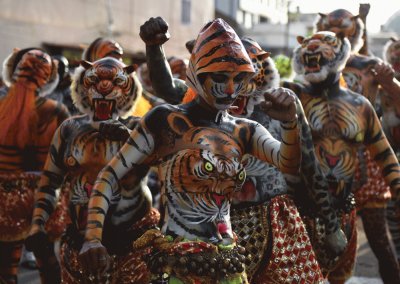 פאזל של Festival _Pulikali _ o danza del tigre en La India