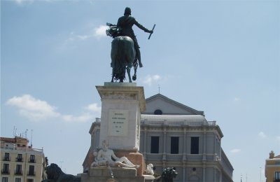 Estatua de Felipe V y Teatro Real de Madrid