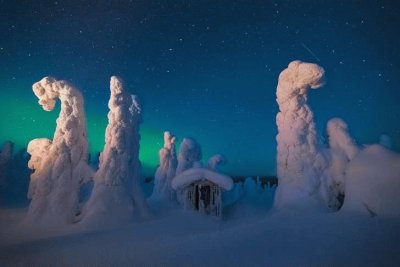 פאזל של CabaÃ±a PequeÃ±a junto a Ãrboles Nevados - Finlandia