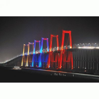 Puente con luces de colores