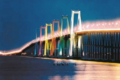 Puente iluminado