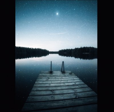 פאזל של Noche Estrellada desde un MalecÃ³n que da a un Lago