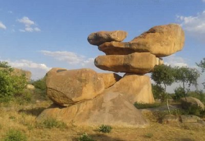 פאזל של balancing rocks Harare