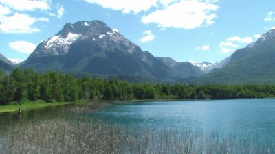 Lago y montaÃ±a
