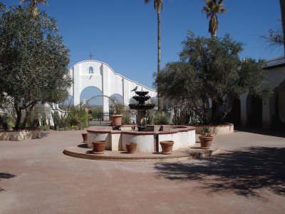 El patio de la MisiÃ³n