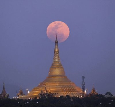 Pagoda Uppatasanti, vista desde Naypyitaw, Myanmar