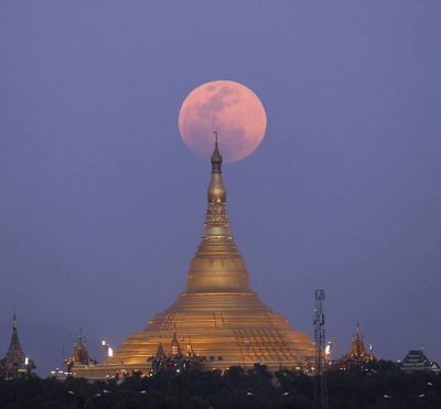 Pagoda Uppatasanti, vista desde Naypyitaw, Myanmar jigsaw puzzle