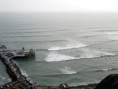 Mar y surfistas en Lima, PerÃº.