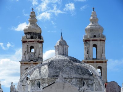 Torres y cÃºpula de la catedral de Campeche.