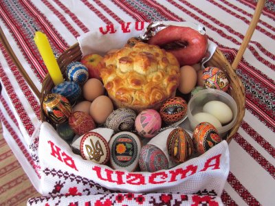 פאזל של PÃ¡scoa ucraniana: pÃªssankas, pÃ£o, outros alimentos