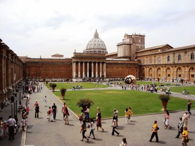 Patio central de El Vaticano.