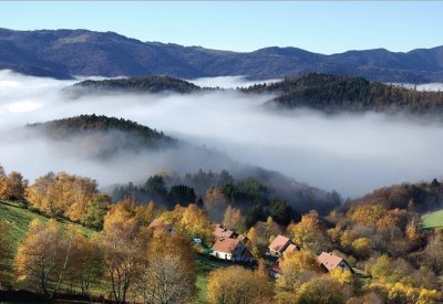 village au lever de brume