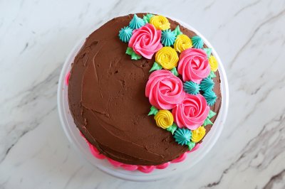 chocleate flower cake with pink frosting