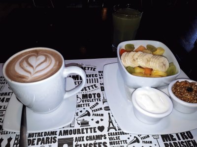 Desayuno ligero en cafeterÃ­a francesa en CancÃºn. jigsaw puzzle