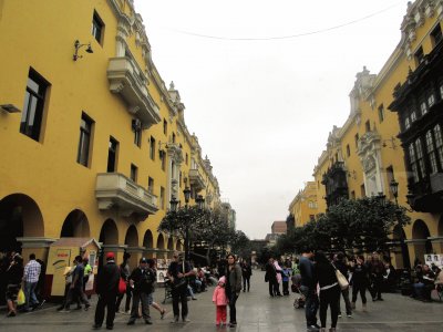 Calle peatonal en centro histÃ³rico de Lima, PerÃº.