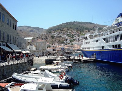 פאזל של Arribo de crucero en isla griega del Mar Egeo.