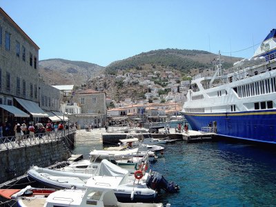 Arribo de crucero en isla griega del Mar Egeo.