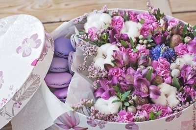 פאזל של Hat Box Gift of Flowers and Macaroons