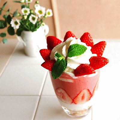 Strawberries pudding