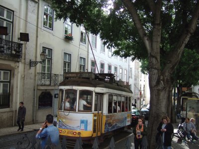 tranvÃ­a por las calles de Lisboa jigsaw puzzle