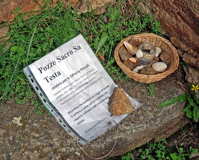 offerte alla dea Acqua, pozzo sacro sa testa