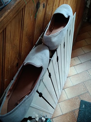 פאזל של chaussures sur radiateur