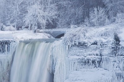 cascate del niagara ghiacciate