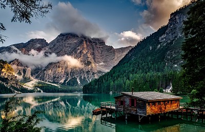 Lago Braies-Italia jigsaw puzzle