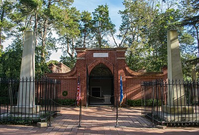 Washington family tomb at Mount Vernon jigsaw puzzle