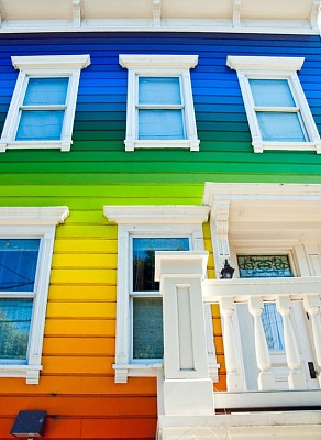 Casa de madera colorida