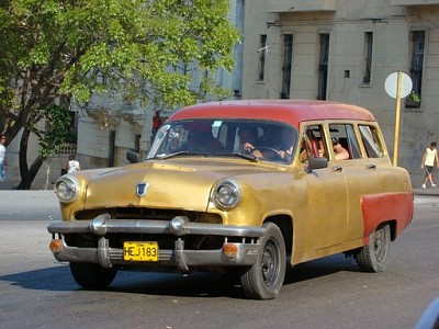 Cuba - Vieille voiture jaune et rouge