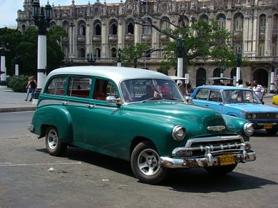 Cuba - Vieille voiture verte jigsaw puzzle