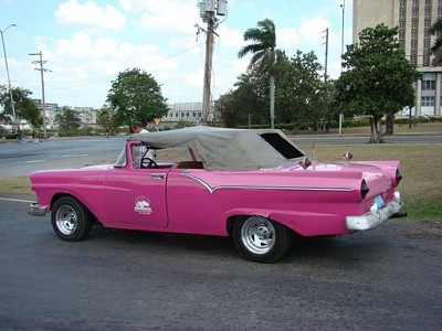 Cuba - Vieille voiture rose fushia jigsaw puzzle
