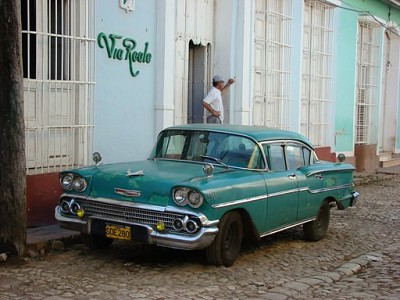 Cuba - Vieille voiture amÃ©ricaine verte jigsaw puzzle