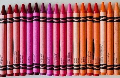 Shades of pink and orange crayons