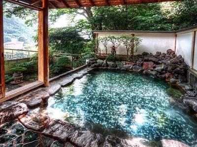 温泉火山遊泳池〠日本
