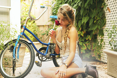 פאזל של emili and her bike plus roses