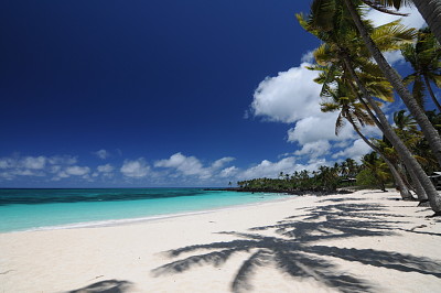 פאזל של Playa tropical con arena blanca