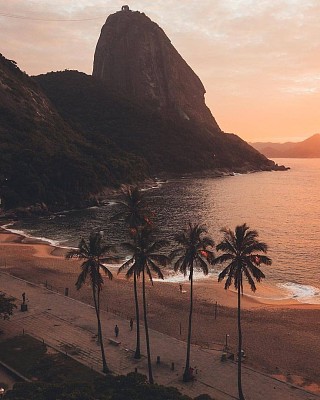 Por do sol na praia do Rio de janeiro
