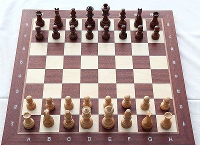 tablero con piezas de ajedrez