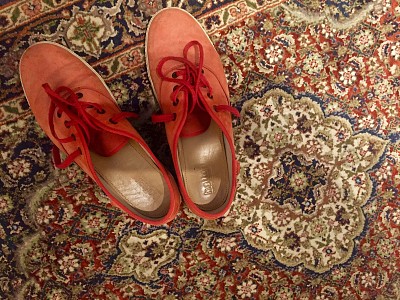פאזל של Red shoes on Kashmiri rug