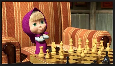 Masha jugando ajedrez